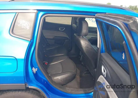 2022 Jeep Compass Latitude Lux 4X4 z USA, uszkodzony, nr VIN 3C4NJDFB1NT142337